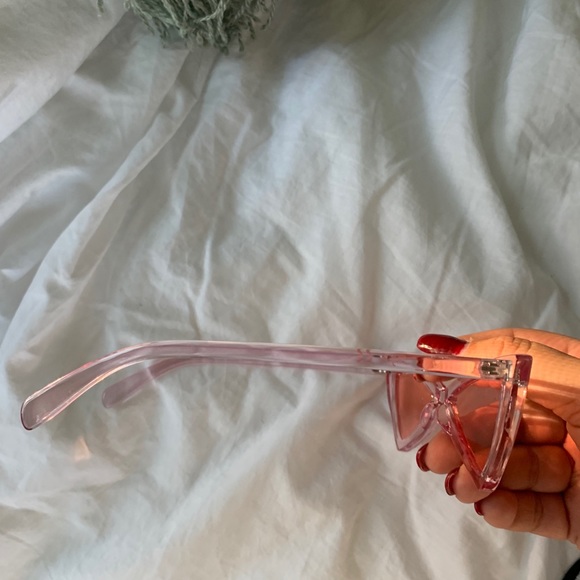 Trendy Sharp Cateye Sunglasses - Picture 4 of 4